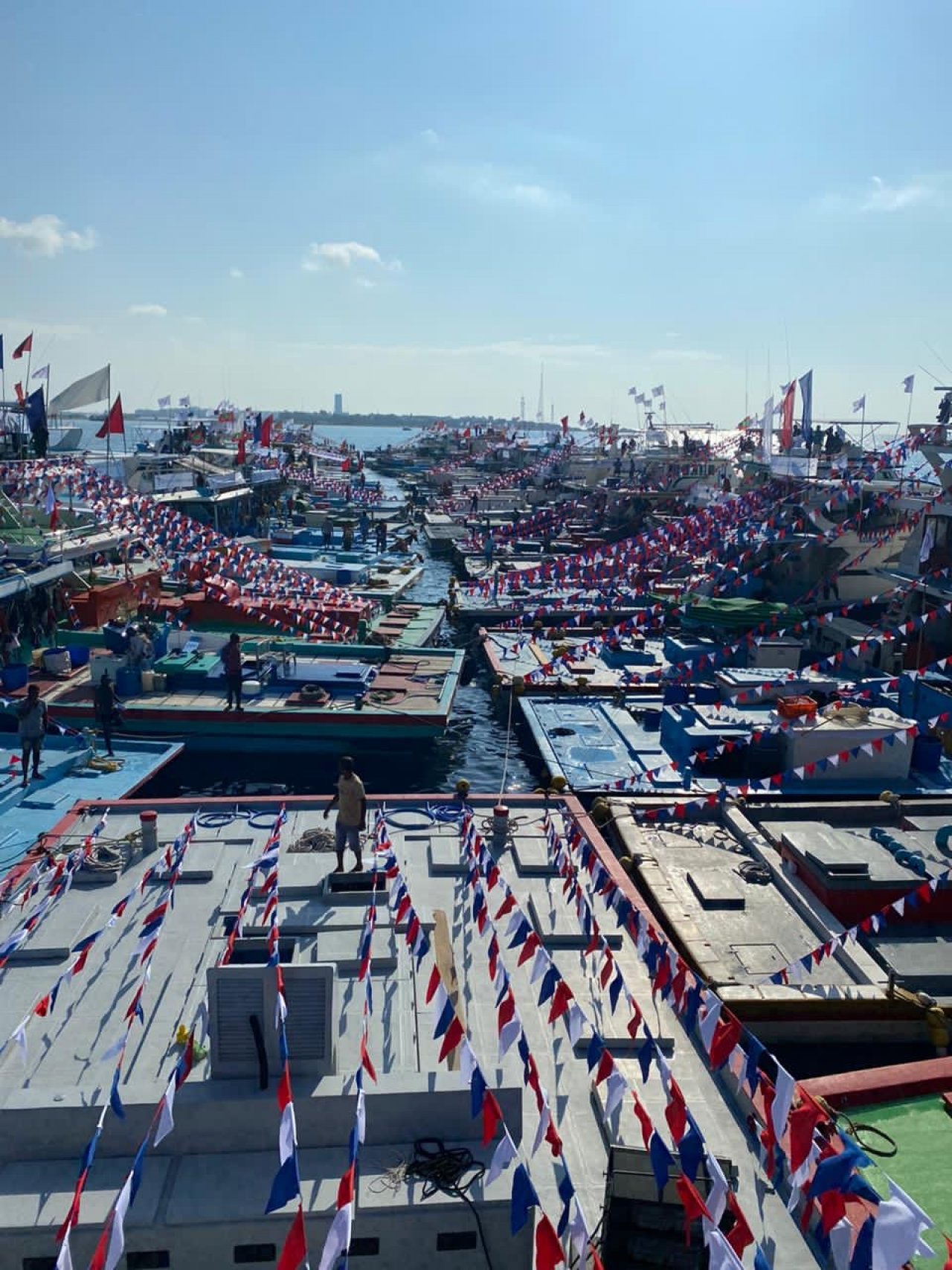 ބޮޑު ކަންނެލީގެ މަސްވެރިން އަޑުއުފުލުން ކަނޑުމަތީގައި