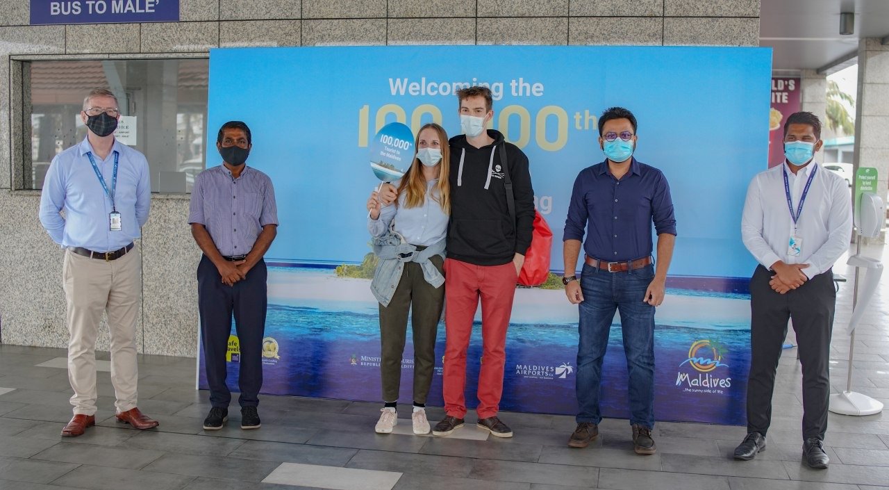 ފަސްލައްކަ ވަނަ ޓޫރިސްޓަށް މަރުހަބާ ދެންނެވުން