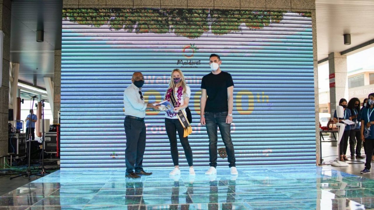 ފަސްލައްކަ ވަނަ ޓޫރިސްޓަށް މަރުހަބާ ދެންނެވުން