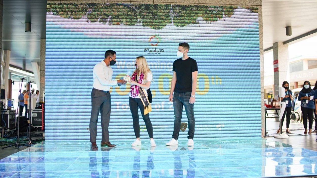 ފަސްލައްކަ ވަނަ ޓޫރިސްޓަށް މަރުހަބާ ދެންނެވުން