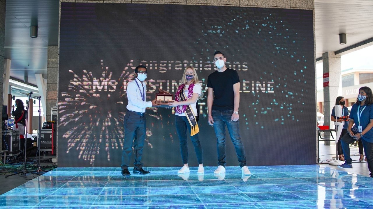 ފަސްލައްކަ ވަނަ ޓޫރިސްޓަށް މަރުހަބާ ދެންނެވުން