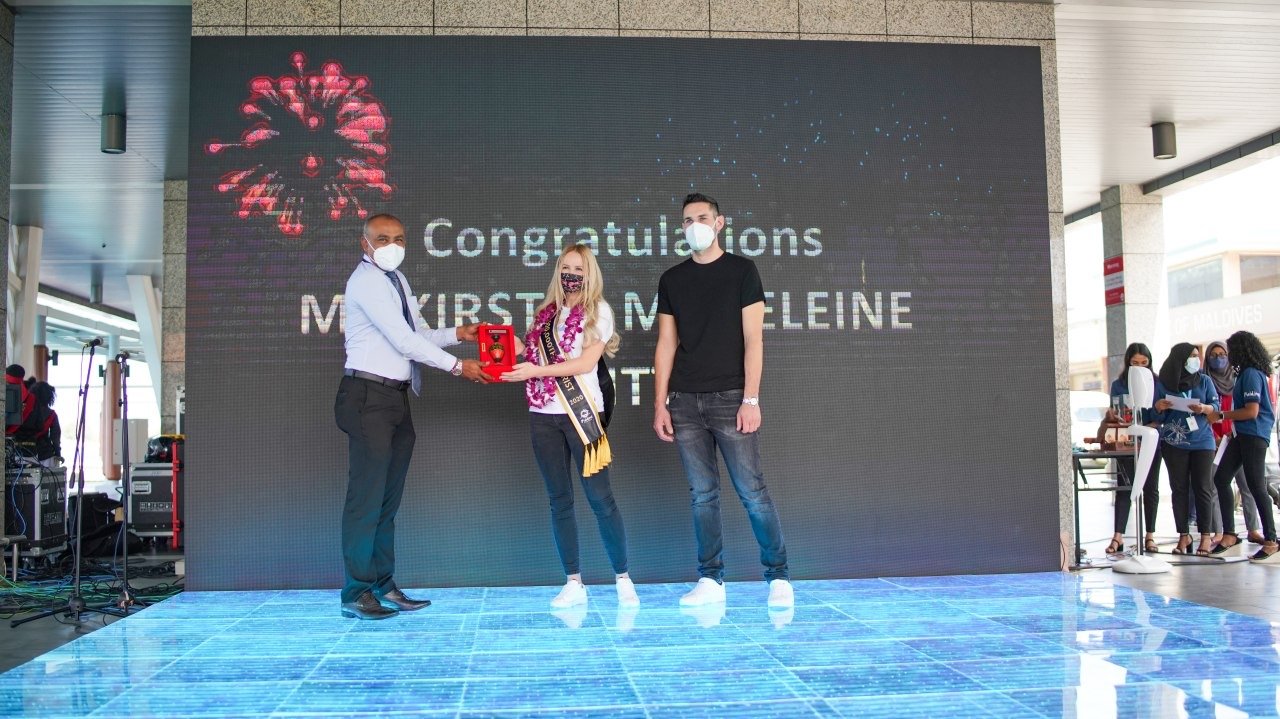 ފަސްލައްކަ ވަނަ ޓޫރިސްޓަށް މަރުހަބާ ދެންނެވުން