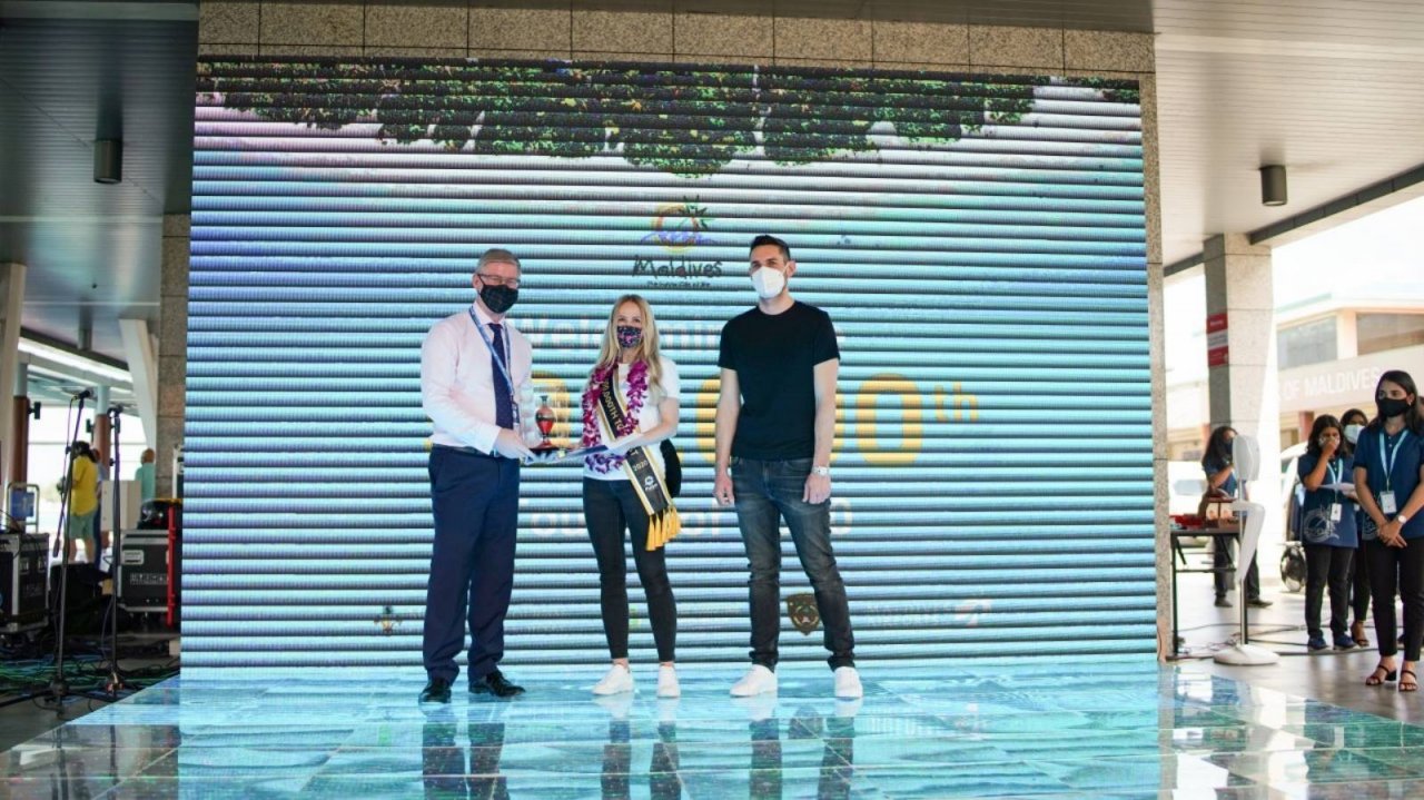 ފަސްލައްކަ ވަނަ ޓޫރިސްޓަށް މަރުހަބާ ދެންނެވުން