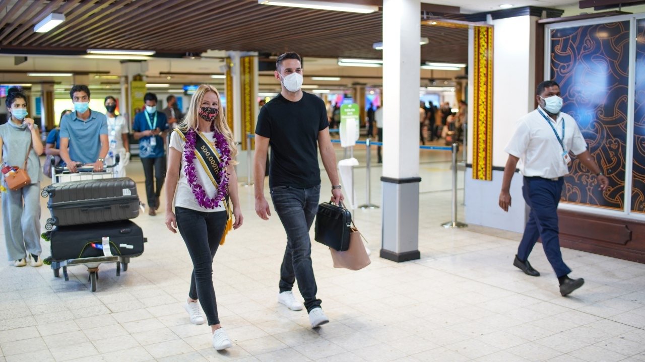 ފަސްލައްކަ ވަނަ ޓޫރިސްޓަށް މަރުހަބާ ދެންނެވުން