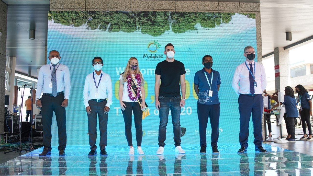 ފަސްލައްކަ ވަނަ ޓޫރިސްޓަށް މަރުހަބާ ދެންނެވުން