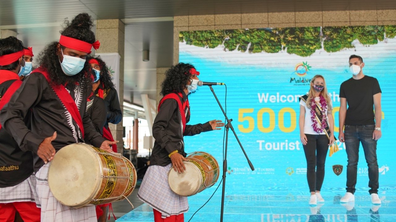 ފަސްލައްކަ ވަނަ ޓޫރިސްޓަށް މަރުހަބާ ދެންނެވުން