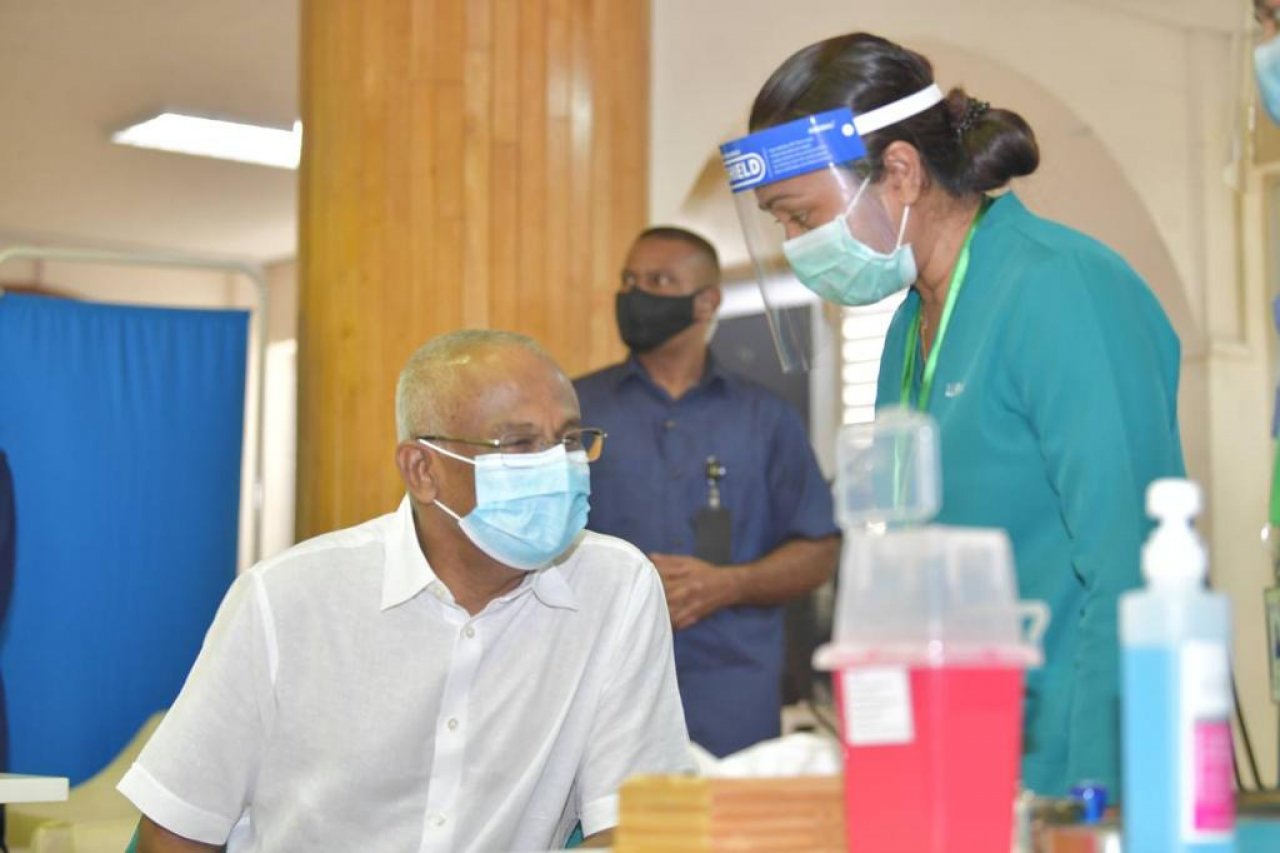ތާރީޚީ ކޮވިޑް ވެކްސިން ޖަހަން ފެށުން