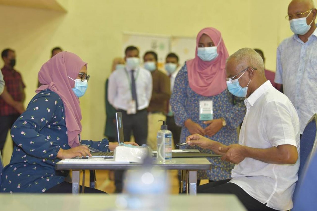 ތާރީޚީ ކޮވިޑް ވެކްސިން ޖަހަން ފެށުން