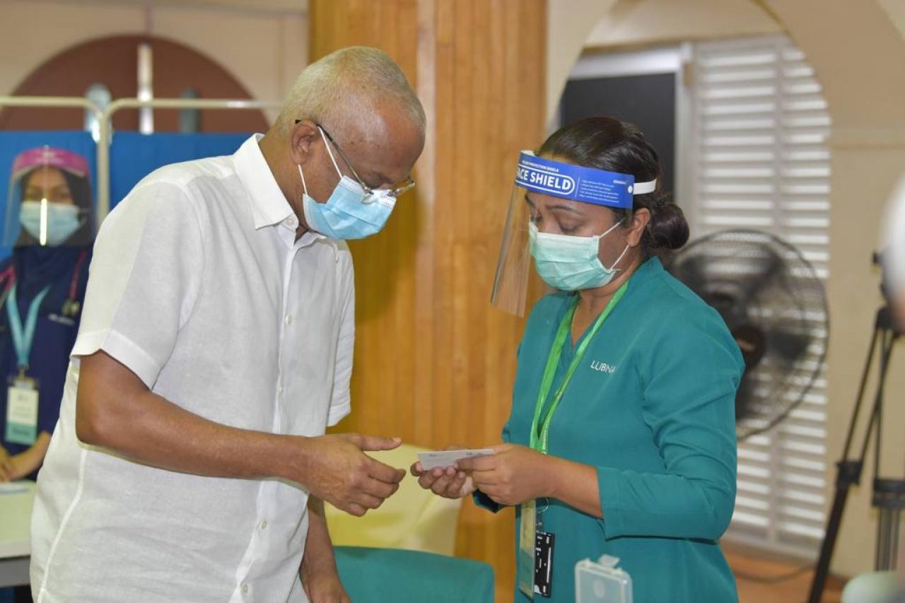 ތާރީޚީ ކޮވިޑް ވެކްސިން ޖަހަން ފެށުން
