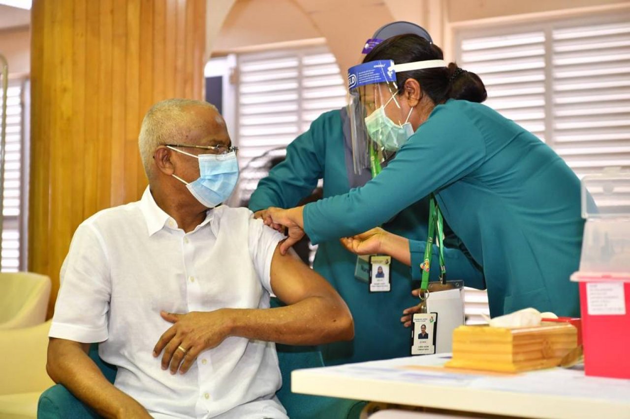 ތާރީޚީ ކޮވިޑް ވެކްސިން ޖަހަން ފެށުން