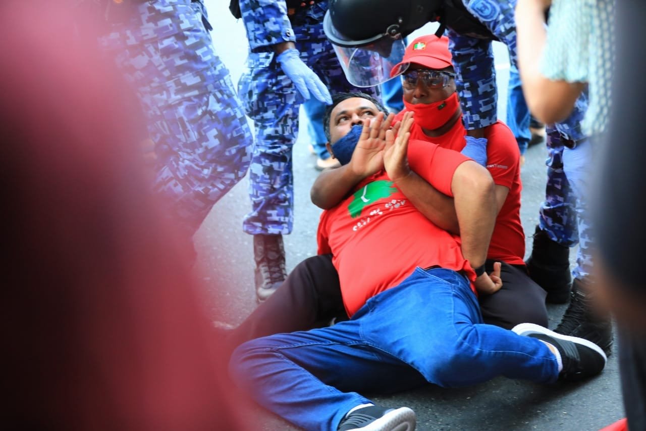 އިދިކޮޅު ކޯލިޝަނުން މަގުމައްޗަށް