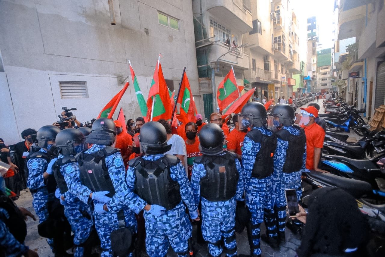 އިދިކޮޅު ކޯލިޝަނުން މަގުމައްޗަށް