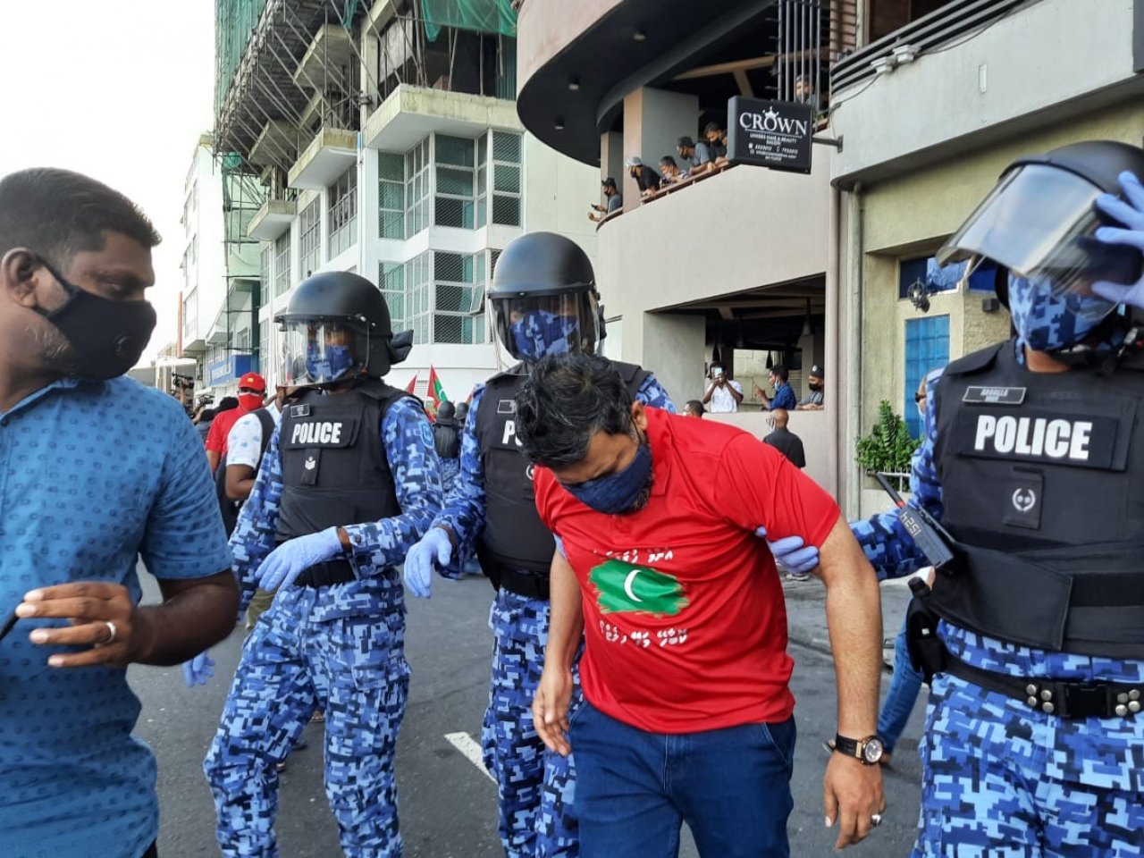 އިދިކޮޅު ކޯލިޝަނުން މަގުމައްޗަށް