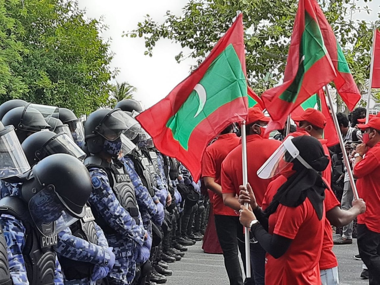 އިދިކޮޅު ކޯލިޝަނުން މަގުމައްޗަށް