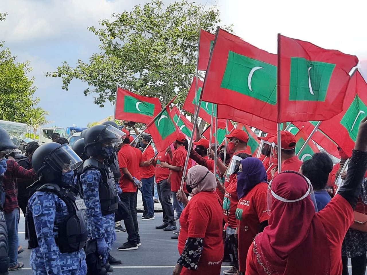 އިދިކޮޅު ކޯލިޝަނުން މަގުމައްޗަށް