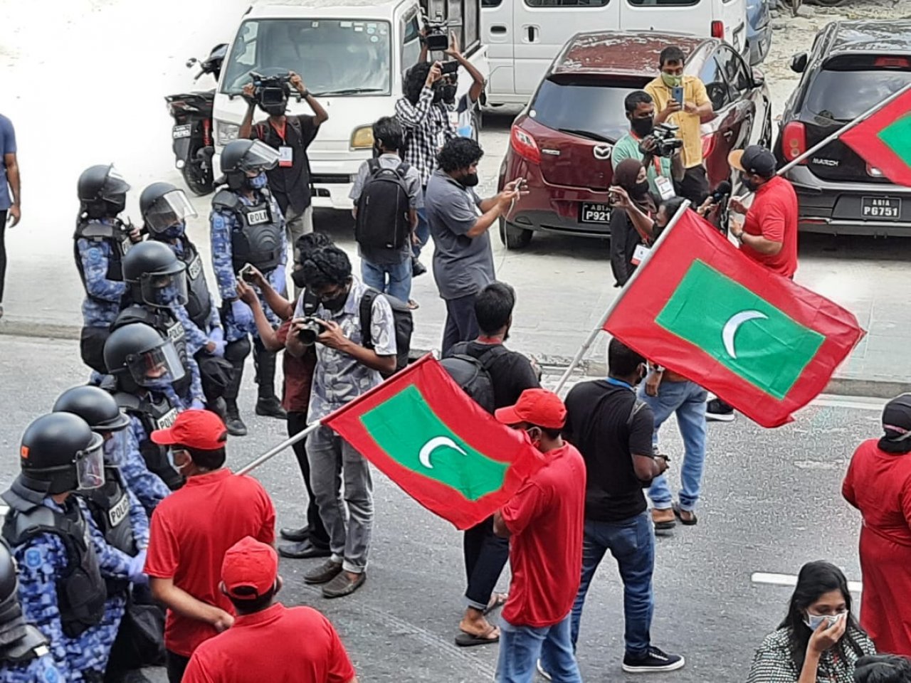 އިދިކޮޅު ކޯލިޝަނުން މަގުމައްޗަށް