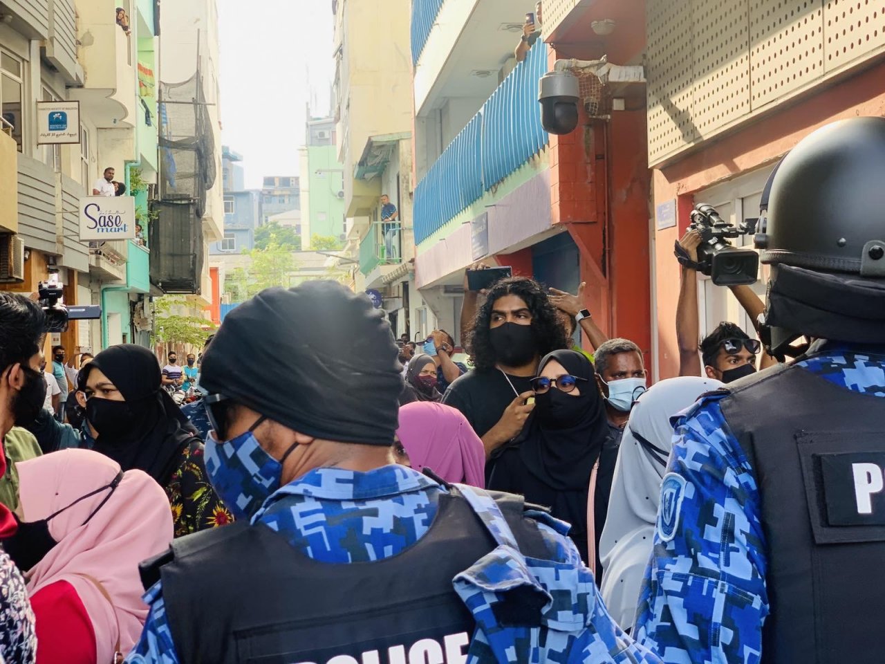 އިދިކޮޅު ކޯލިޝަނުން މަގުމައްޗަށް