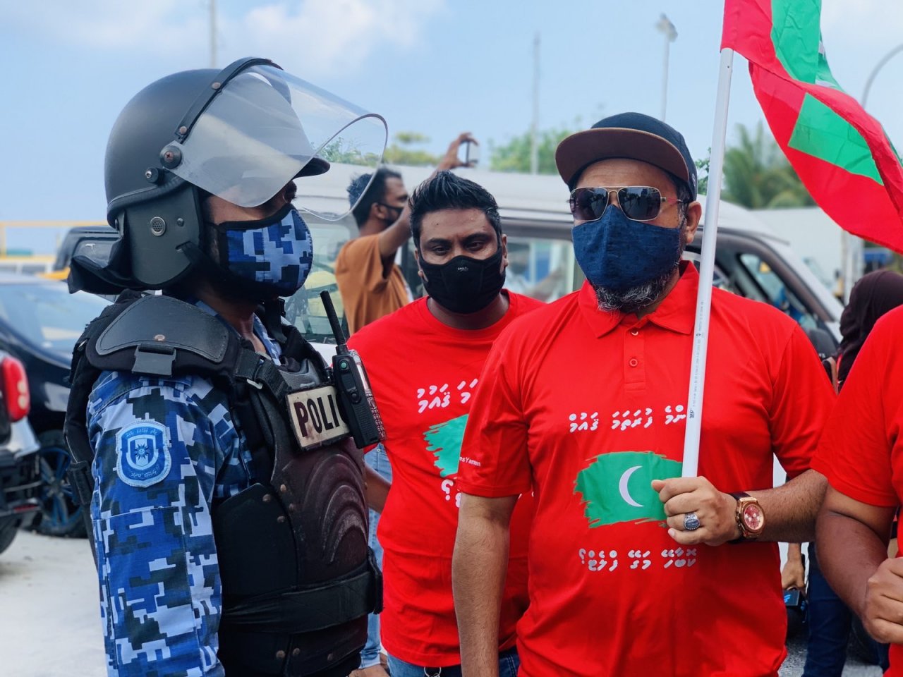 އިދިކޮޅު ކޯލިޝަނުން މަގުމައްޗަށް