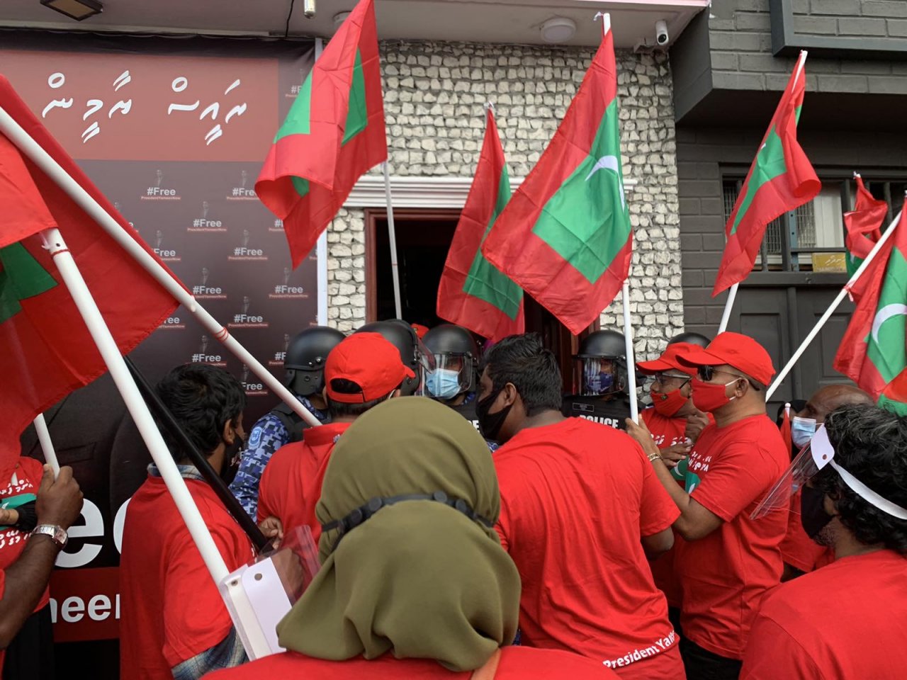 އިދިކޮޅު ކޯލިޝަނުން މަގުމައްޗަށް