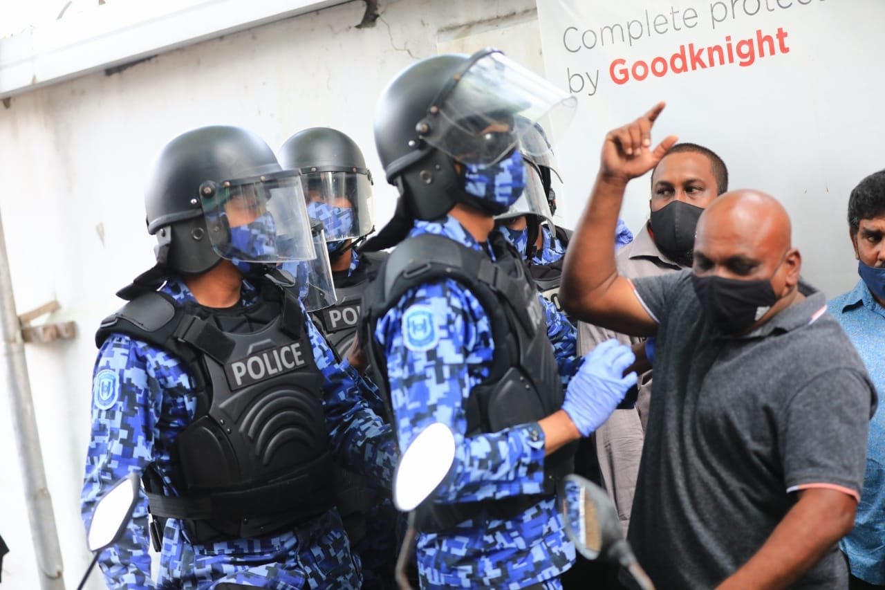 އިދިކޮޅު ކޯލިޝަނުން މަގުމައްޗަށް