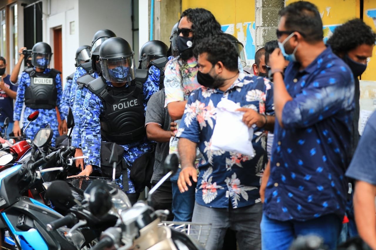 އިދިކޮޅު ކޯލިޝަނުން މަގުމައްޗަށް