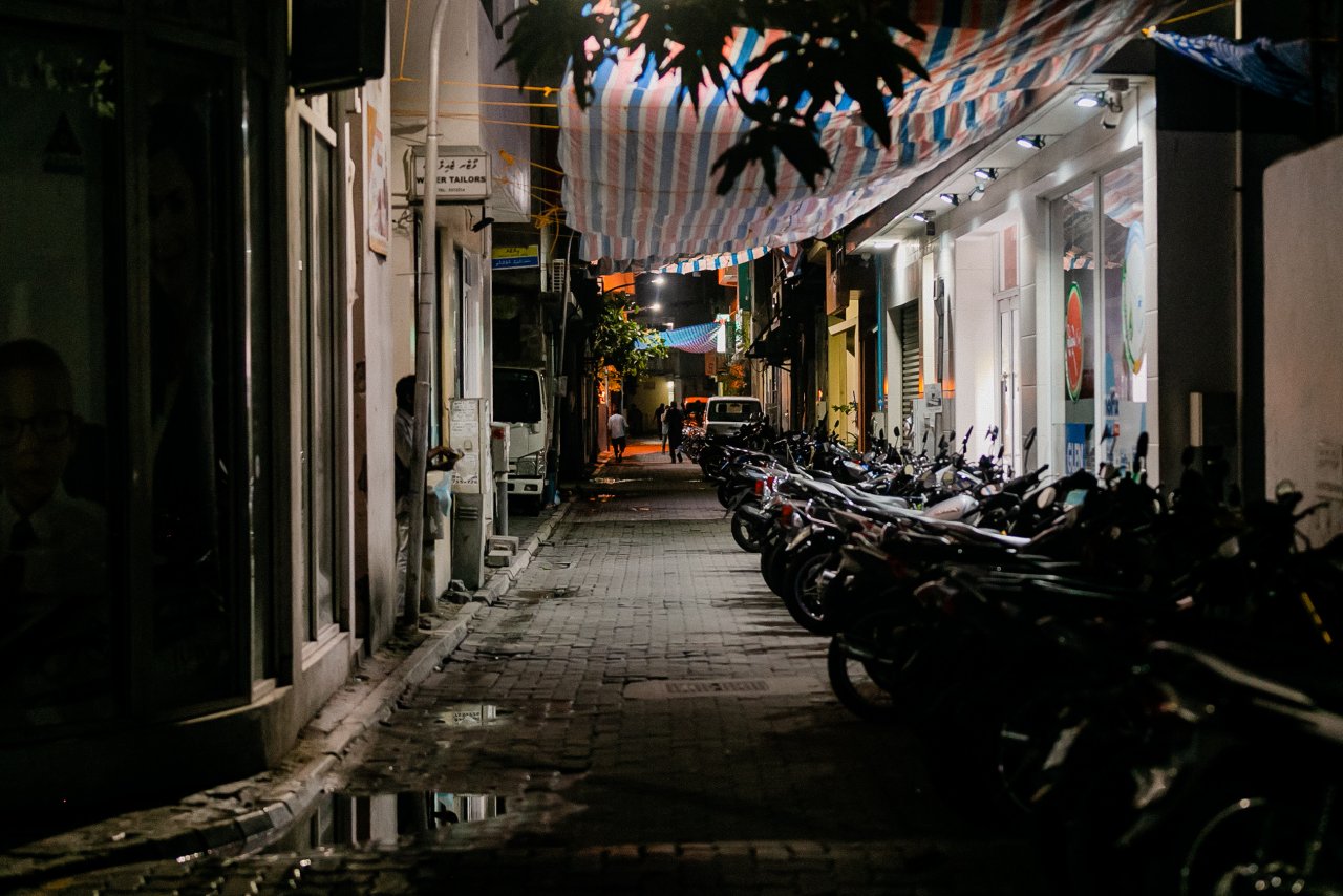  ކާފިއުއާއެކު މާލޭގެ މަގުމަތި ހިމޭންވެފައި