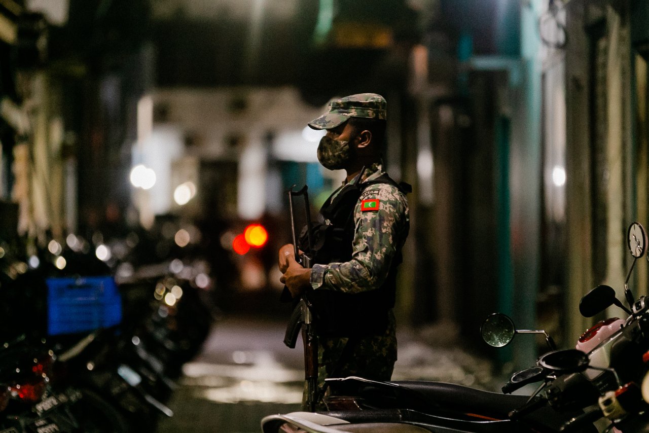  ކާފިއުއާއެކު މާލޭގެ މަގުމަތި ހިމޭންވެފައި