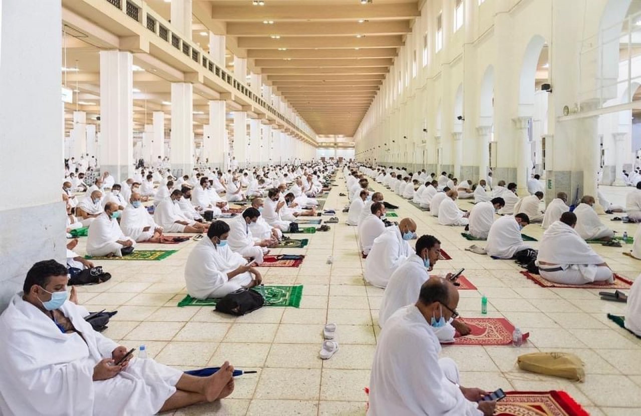 ހައްޖުވެރިން އަރަފާތު ބިމުގައި އަދި ގެފުޅުގެ އުރަކޮޅު ބަދަލުކުރުން