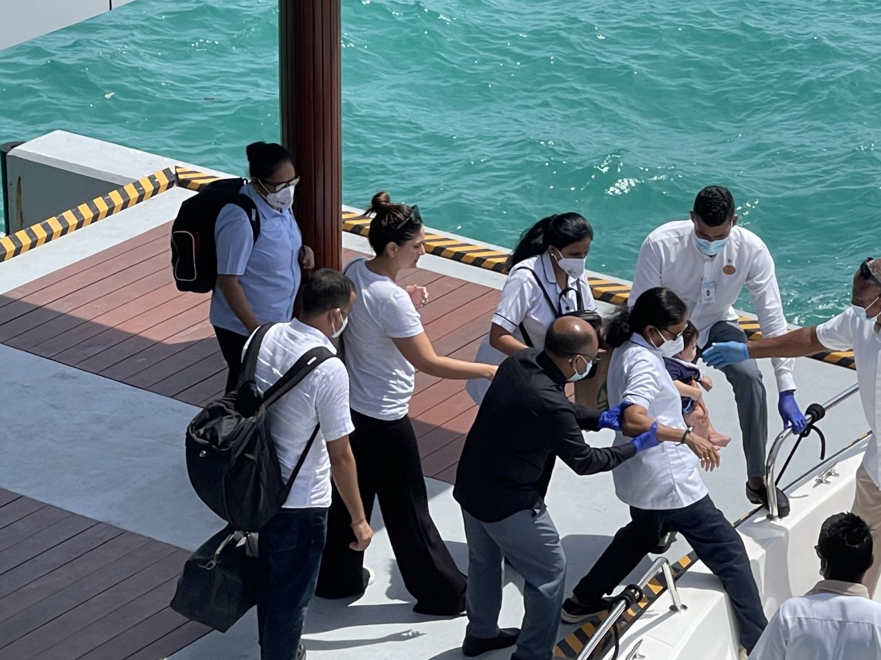 ސައިފު އާއި ކަރީނާ ޗުއްޓީ ދަތުރެއްގައި ރާއްޖެއަށް