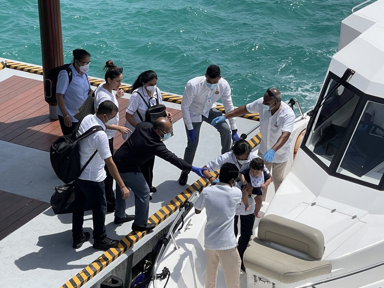 ސައިފު އާއި ކަރީނާ ޗުއްޓީ ދަތުރެއްގައި ރާއްޖެއަށް