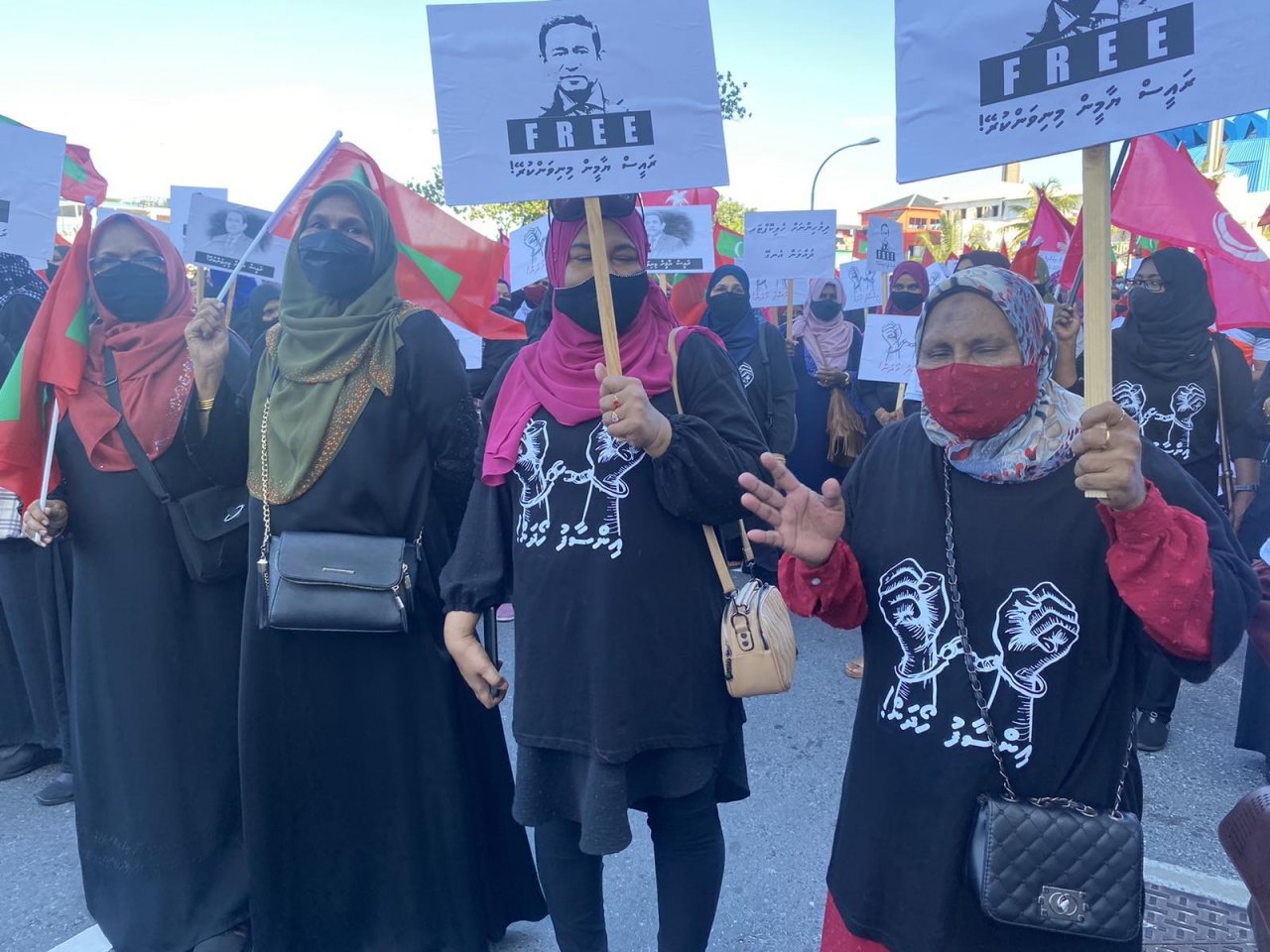 ގިނަ ދުވަސްތަކަކަށް ފަހު އިދިކޮޅު ކޯލިޝަންގެ ސަޕޯޓަރުން މަގުމައްޗަށް