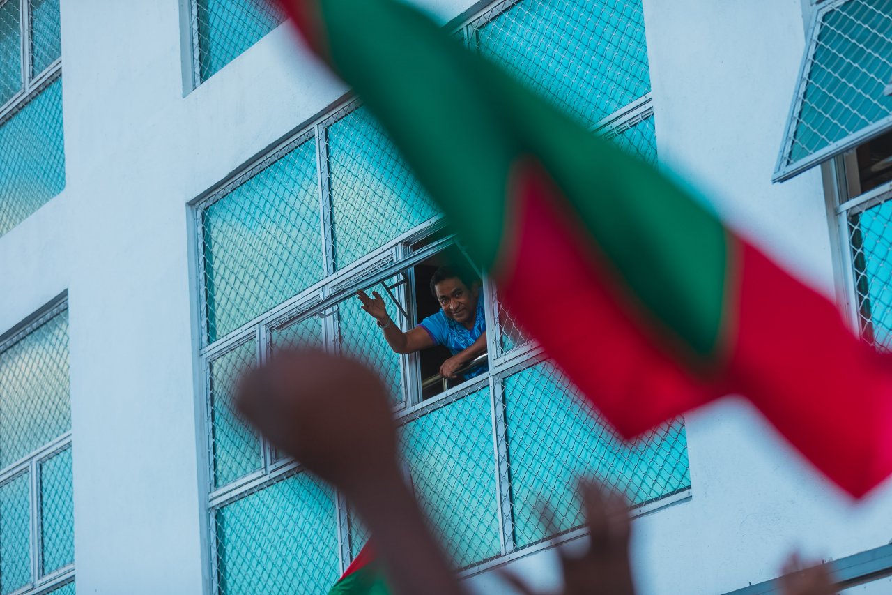 ގިނަ ދުވަސްތަކަކަށް ފަހު އިދިކޮޅު ކޯލިޝަންގެ ސަޕޯޓަރުން މަގުމައްޗަށް