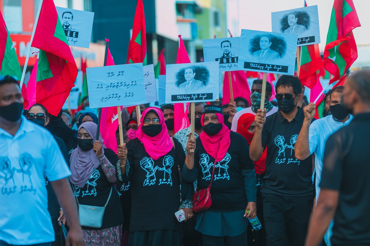 ގިނަ ދުވަސްތަކަކަށް ފަހު އިދިކޮޅު ކޯލިޝަންގެ ސަޕޯޓަރުން މަގުމައްޗަށް
