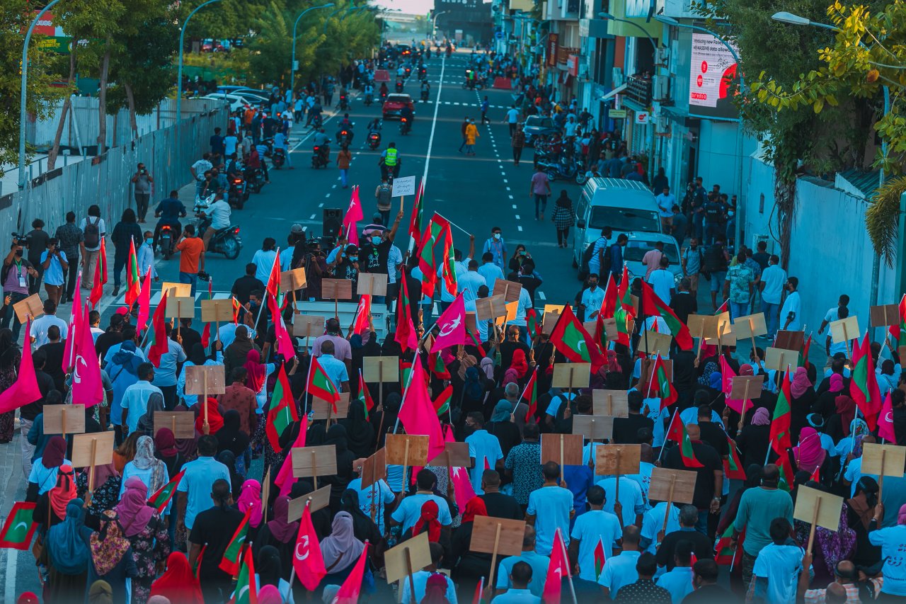 ގިނަ ދުވަސްތަކަކަށް ފަހު އިދިކޮޅު ކޯލިޝަންގެ ސަޕޯޓަރުން މަގުމައްޗަށް