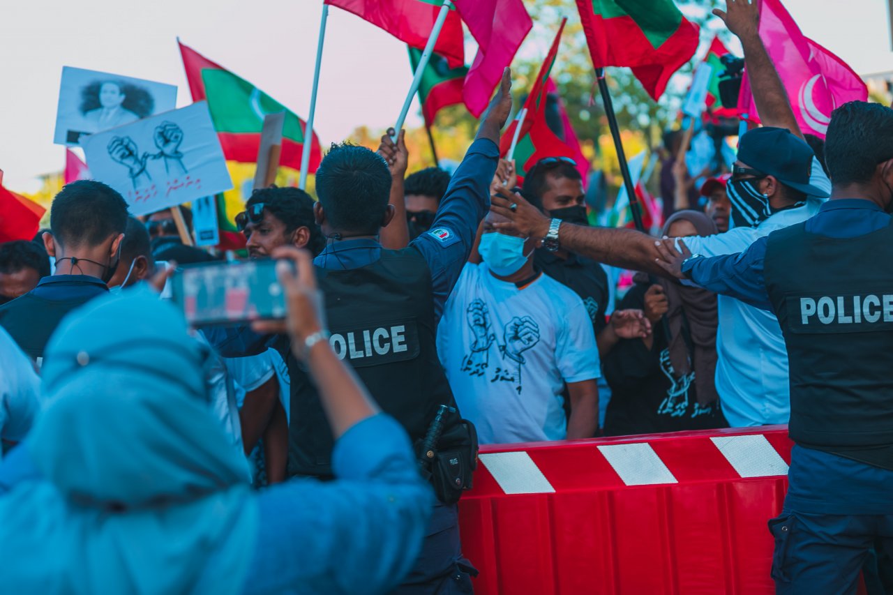 ގިނަ ދުވަސްތަކަކަށް ފަހު އިދިކޮޅު ކޯލިޝަންގެ ސަޕޯޓަރުން މަގުމައްޗަށް