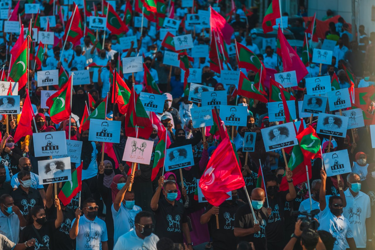 ގިނަ ދުވަސްތަކަކަށް ފަހު އިދިކޮޅު ކޯލިޝަންގެ ސަޕޯޓަރުން މަގުމައްޗަށް