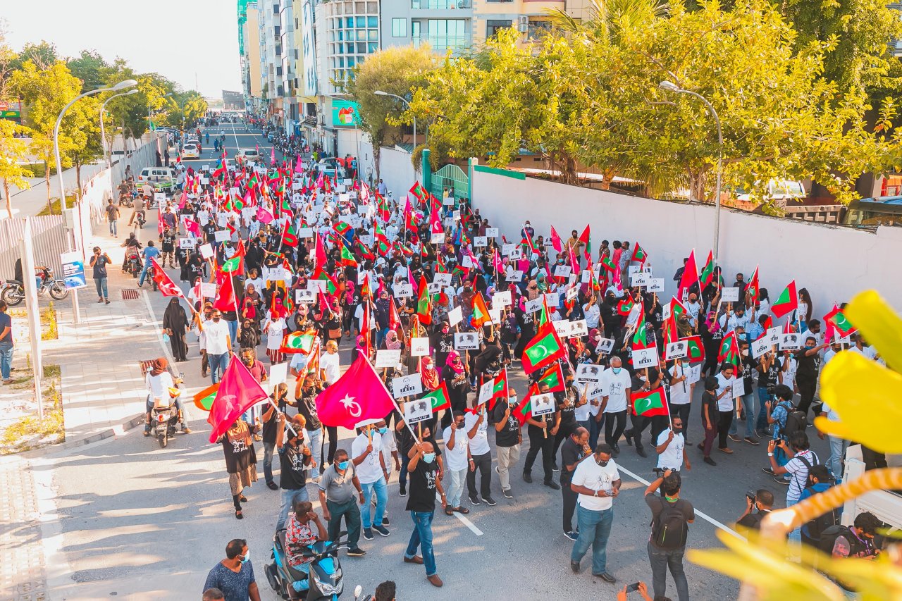 ގިނަ ދުވަސްތަކަކަށް ފަހު އިދިކޮޅު ކޯލިޝަންގެ ސަޕޯޓަރުން މަގުމައްޗަށް