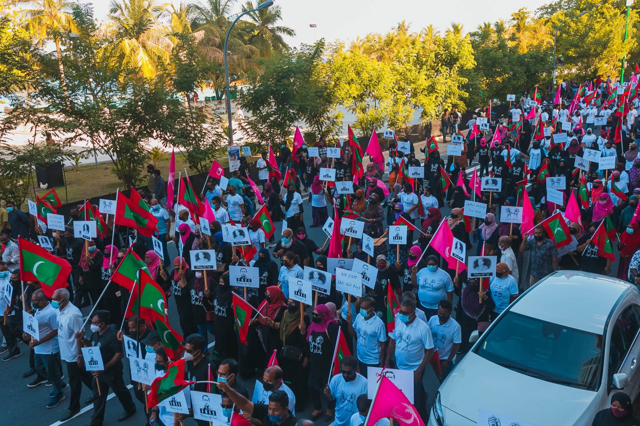 ގިނަ ދުވަސްތަކަކަށް ފަހު އިދިކޮޅު ކޯލިޝަންގެ ސަޕޯޓަރުން މަގުމައްޗަށް