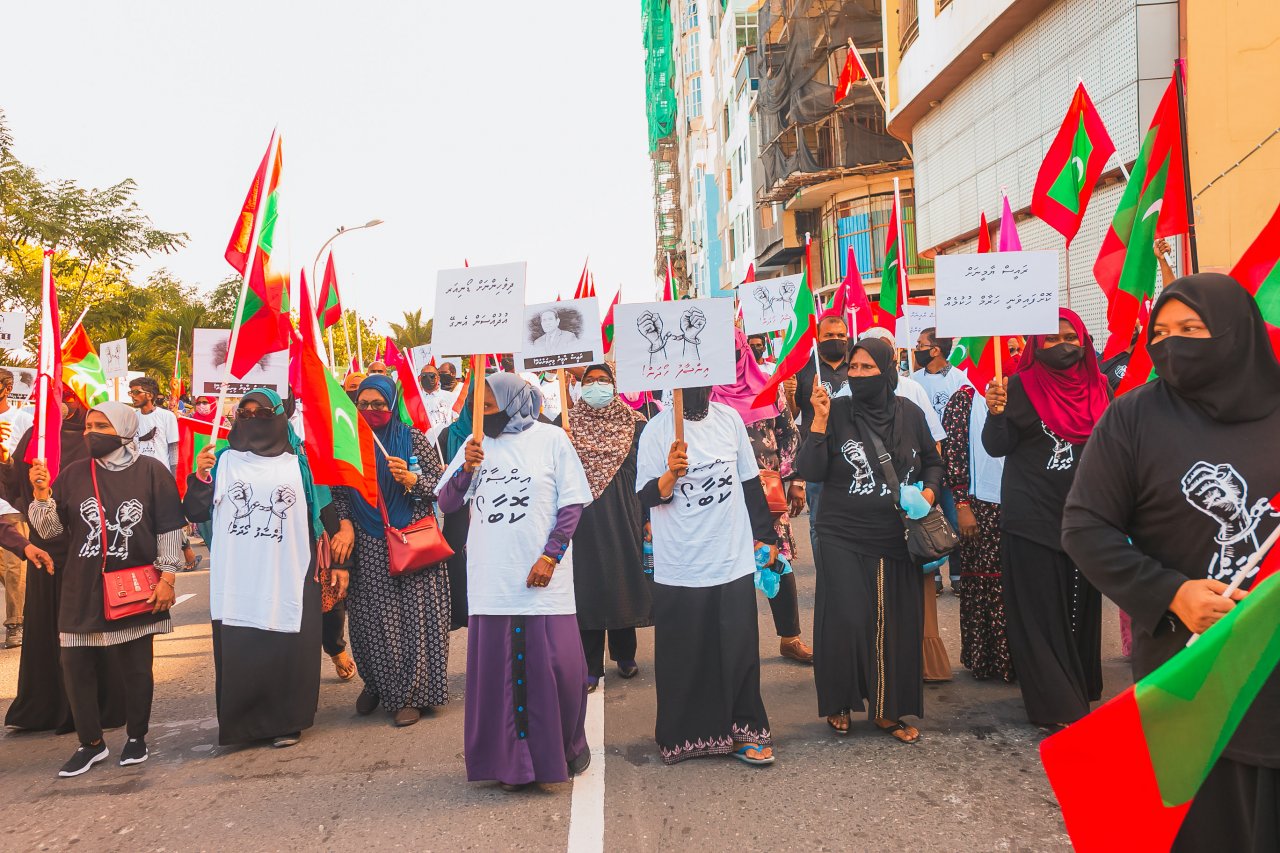 ގިނަ ދުވަސްތަކަކަށް ފަހު އިދިކޮޅު ކޯލިޝަންގެ ސަޕޯޓަރުން މަގުމައްޗަށް