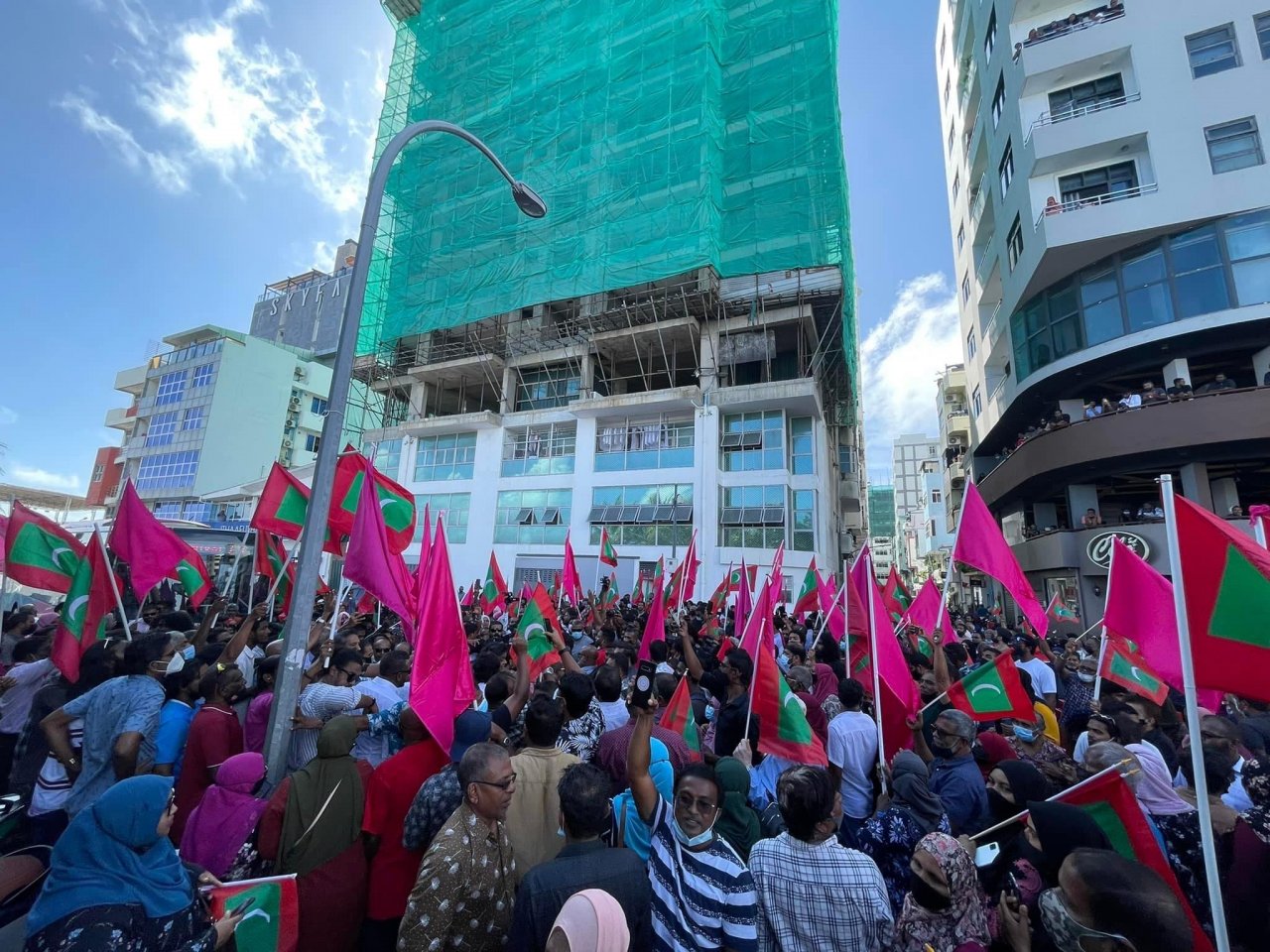 ރައީސް ޔާމީން މިނިވަންވެ، ޕީޕީއެމްގެ ސަޕޯޓަރުން އުފަލުން ފޮޅިފައި