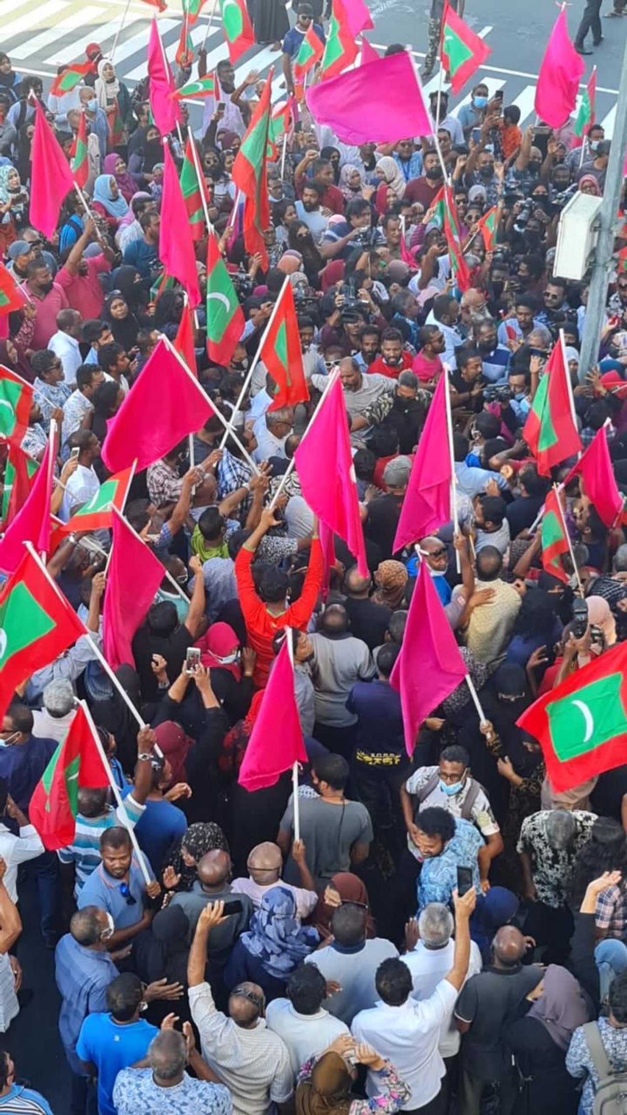 ރައީސް ޔާމީން މިނިވަންވެ، ޕީޕީއެމްގެ ސަޕޯޓަރުން އުފަލުން ފޮޅިފައި