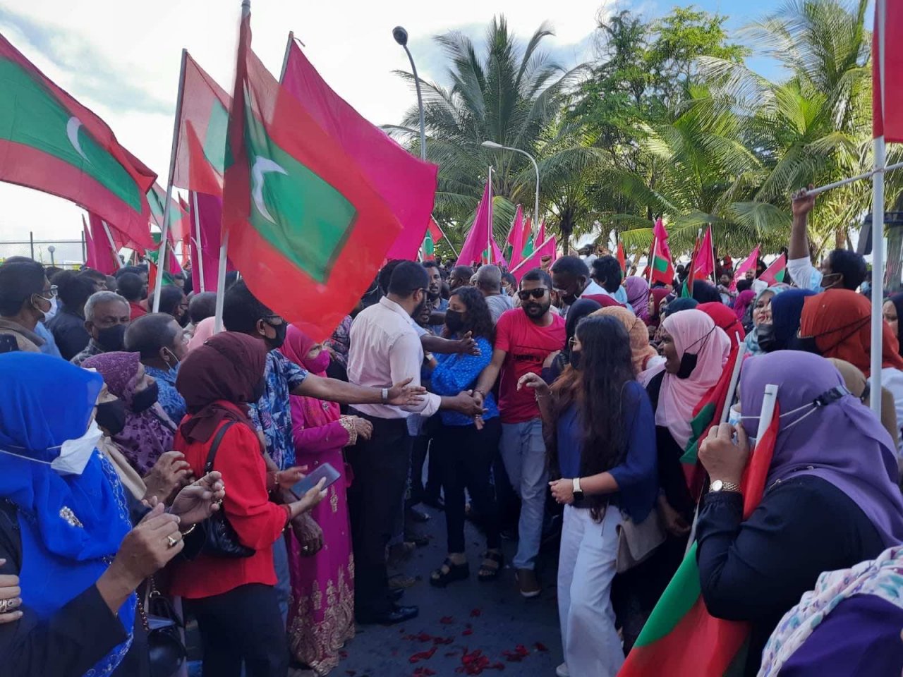 ރައީސް ޔާމީން މިނިވަންވެ، ޕީޕީއެމްގެ ސަޕޯޓަރުން އުފަލުން ފޮޅިފައި
