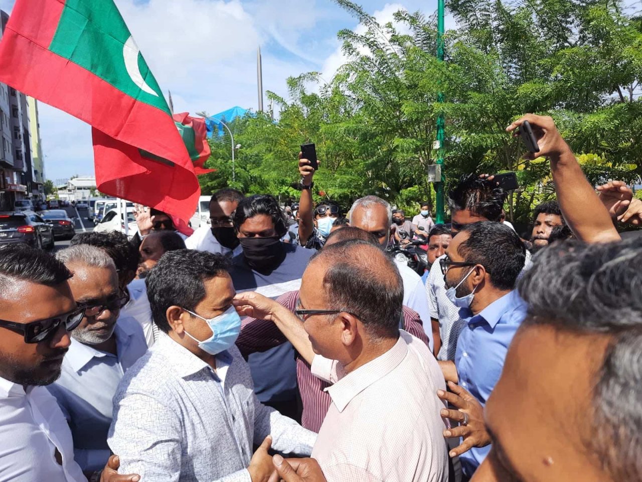 ރައީސް ޔާމީން މިނިވަންވެ، ޕީޕީއެމްގެ ސަޕޯޓަރުން އުފަލުން ފޮޅިފައި