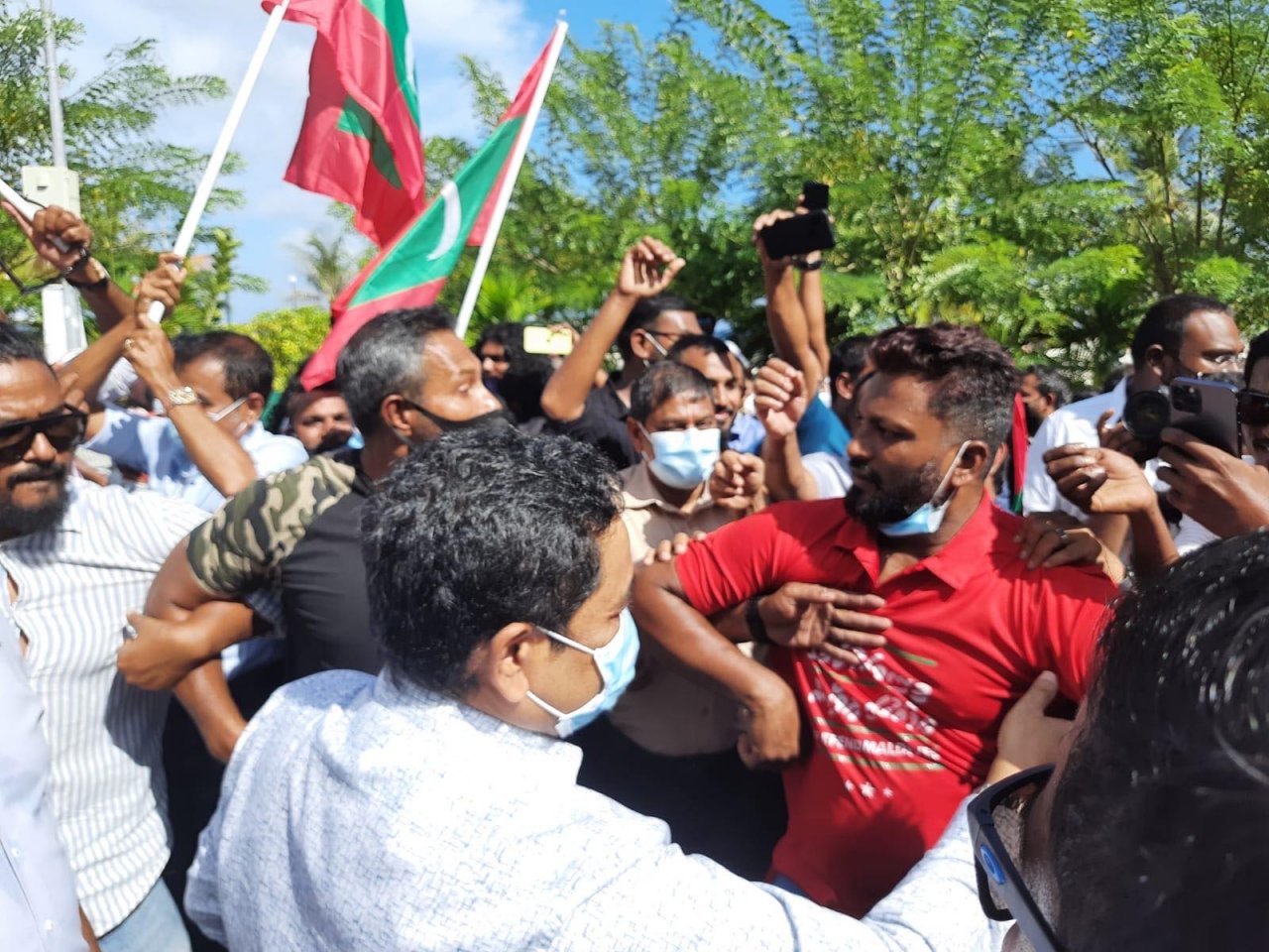 ރައީސް ޔާމީން މިނިވަންވެ، ޕީޕީއެމްގެ ސަޕޯޓަރުން އުފަލުން ފޮޅިފައި