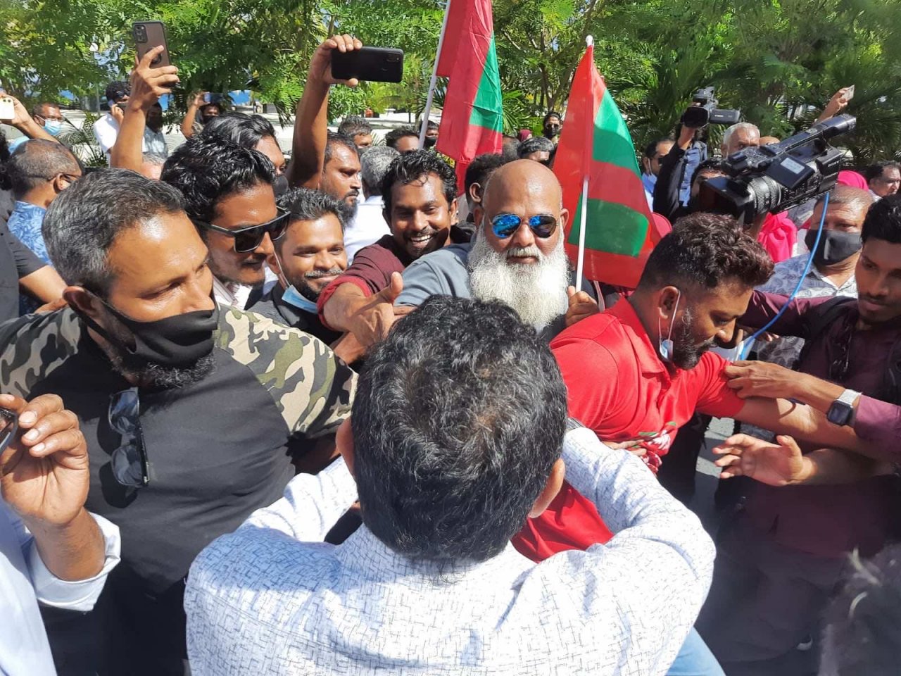 ރައީސް ޔާމީން މިނިވަންވެ، ޕީޕީއެމްގެ ސަޕޯޓަރުން އުފަލުން ފޮޅިފައި