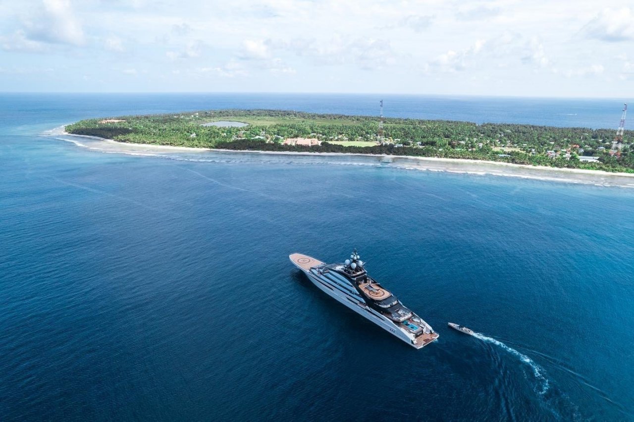 ރަޝިއާގެ އެންމެ ބޮޑު މަހުޖަނާއި އޭނާގެ ސުޕަ ޔޮޓް ފުވައްމުލަކުގައި