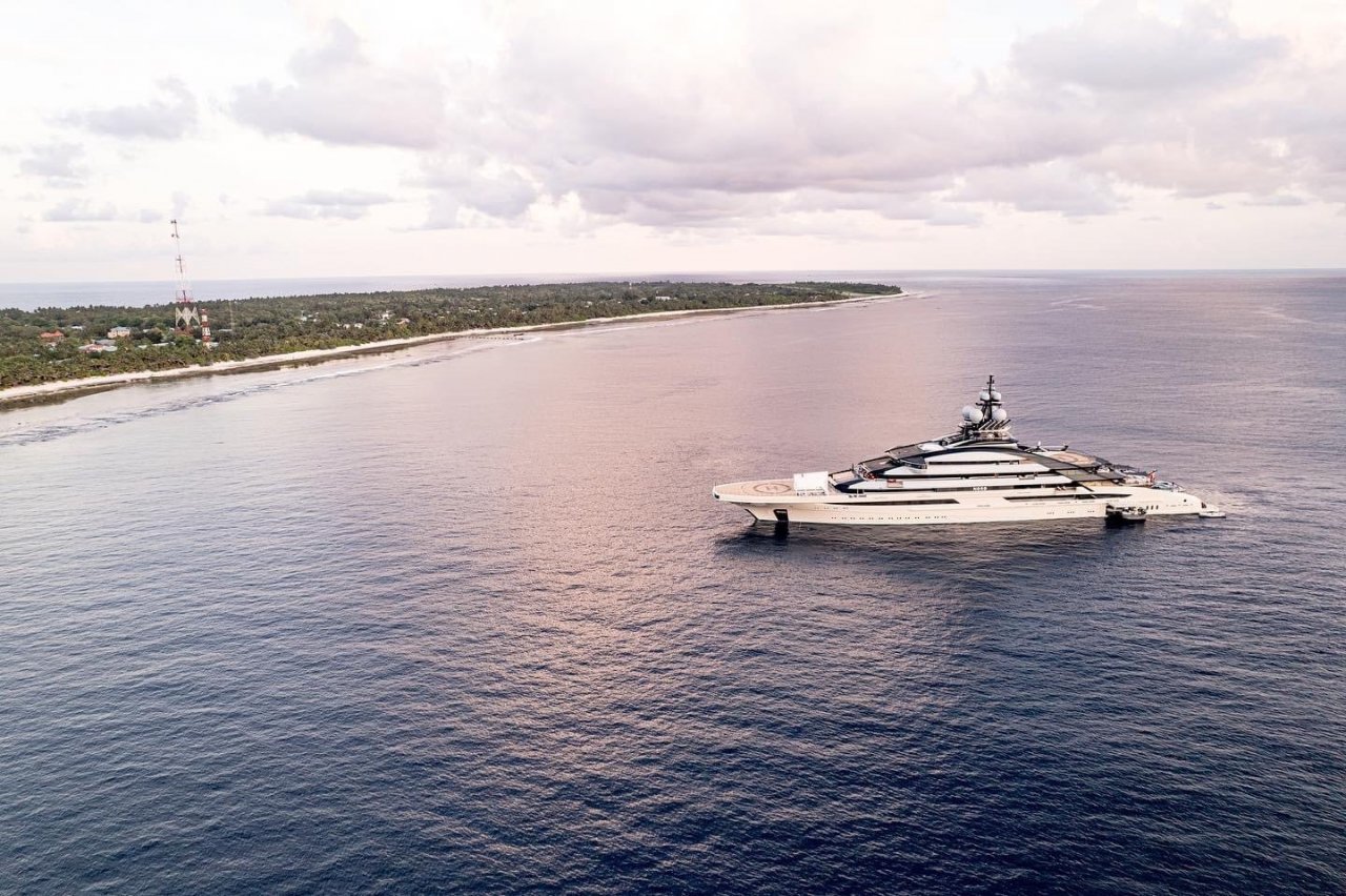 ރަޝިއާގެ އެންމެ ބޮޑު މަހުޖަނާއި އޭނާގެ ސުޕަ ޔޮޓް ފުވައްމުލަކުގައި