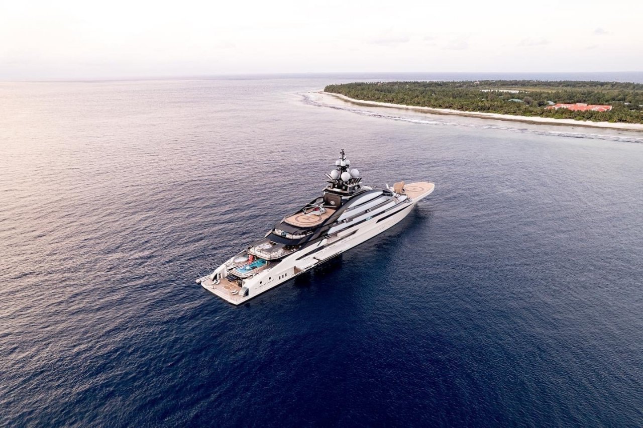 ރަޝިއާގެ އެންމެ ބޮޑު މަހުޖަނާއި އޭނާގެ ސުޕަ ޔޮޓް ފުވައްމުލަކުގައި