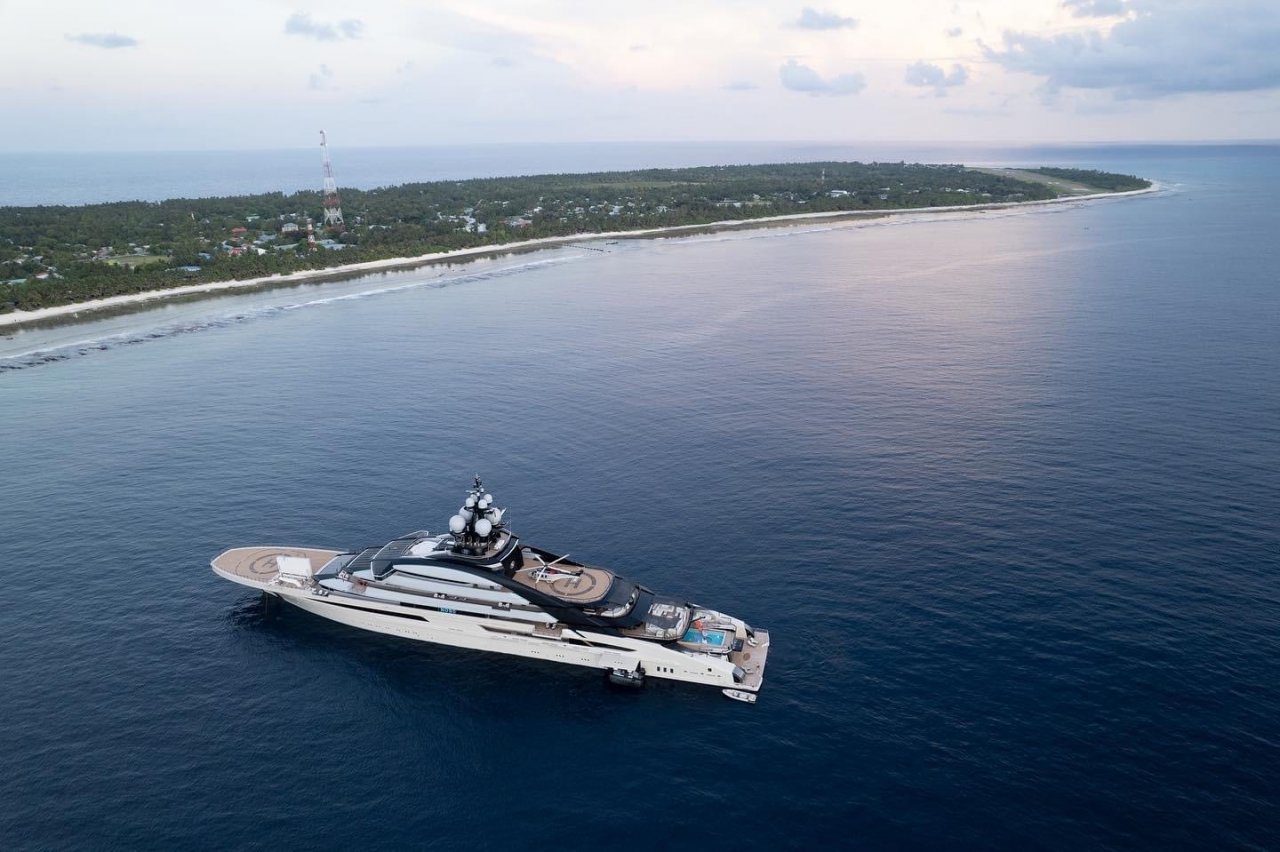 ރަޝިއާގެ އެންމެ ބޮޑު މަހުޖަނާއި އޭނާގެ ސުޕަ ޔޮޓް ފުވައްމުލަކުގައި