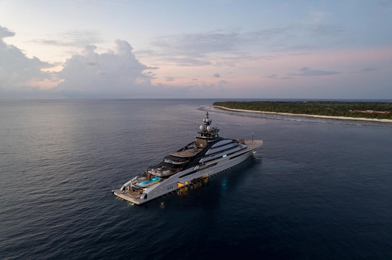 ރަޝިއާގެ އެންމެ ބޮޑު މަހުޖަނާއި އޭނާގެ ސުޕަ ޔޮޓް ފުވައްމުލަކުގައި